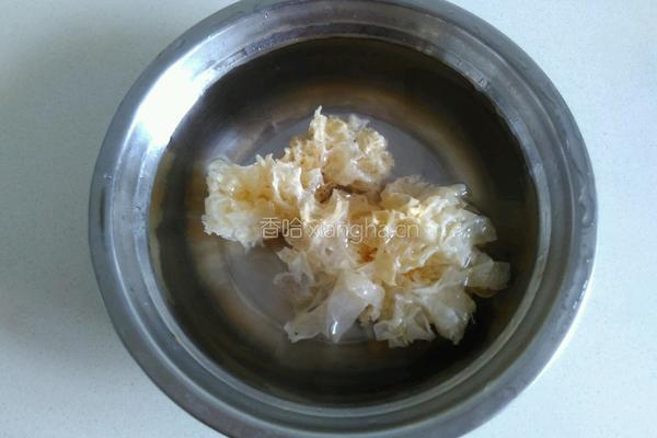 双枣桂圆银耳汤的做法图解2