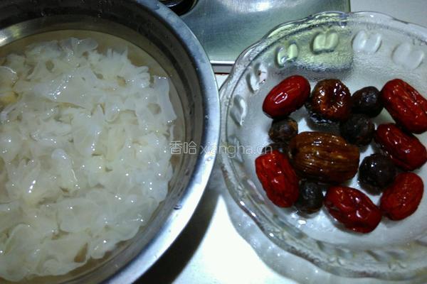 双枣桂圆银耳汤的做法图解3