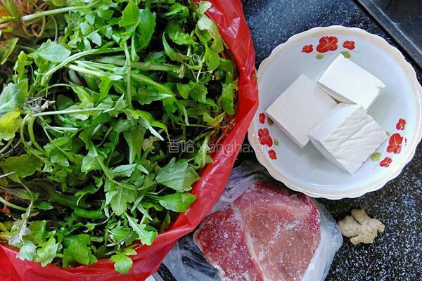 荠菜豆腐汤的做法图解1