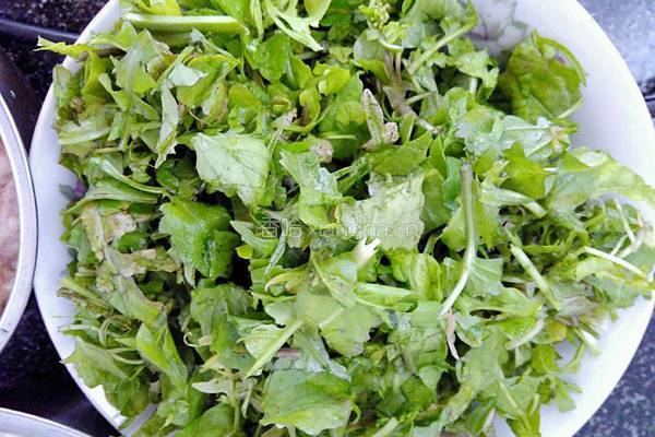 荠菜豆腐汤的做法图解2