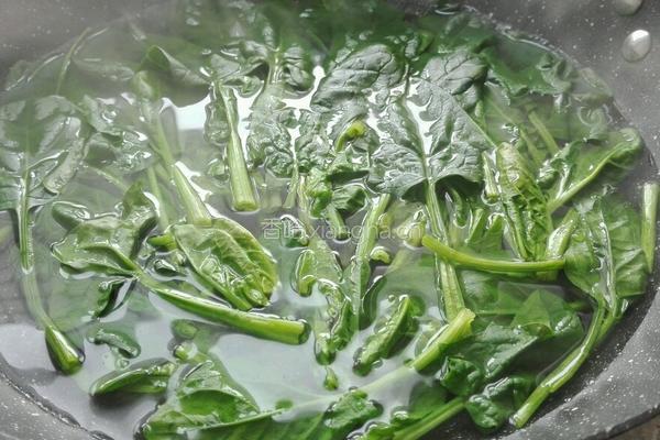 菠菜炒鸡蛋的做法图解3