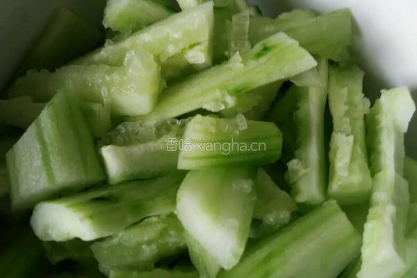 番茄炒黄瓜的做法图解1
