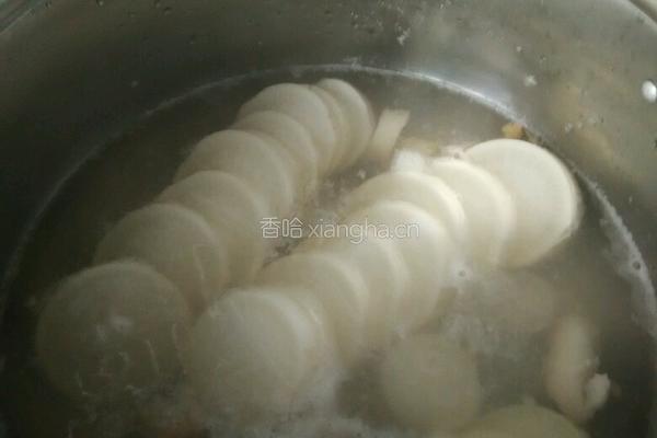 骨头煮萝卜的做法图解3
