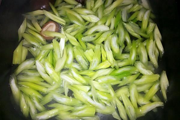 芹菜炒肉片的做法图解3
