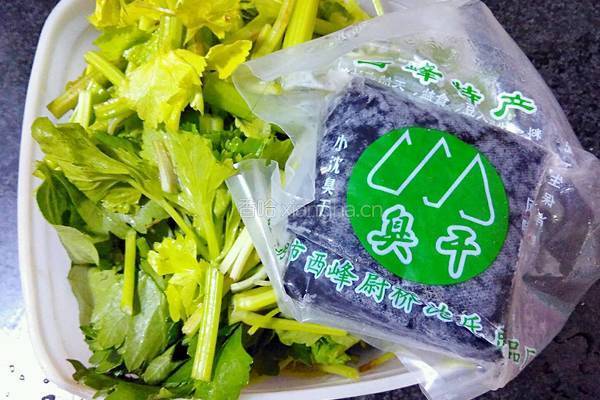 香芹炒臭干的做法图解1