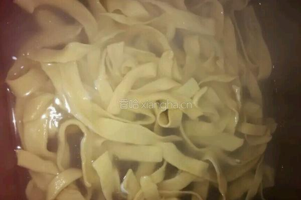 自制鸡肉酱板面的做法图解3