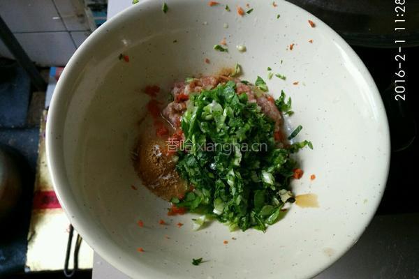 宝宝水饺 -肝粉油菜猪肉胡萝卜的做法图解3
