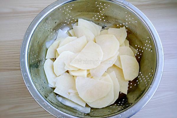 土豆片炒风干肠的做法图解2