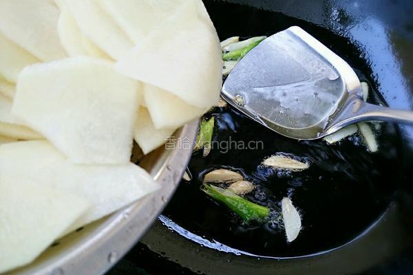 土豆片炒风干肠的做法图解4