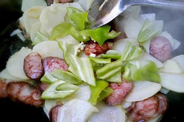 土豆片炒风干肠的做法图解7