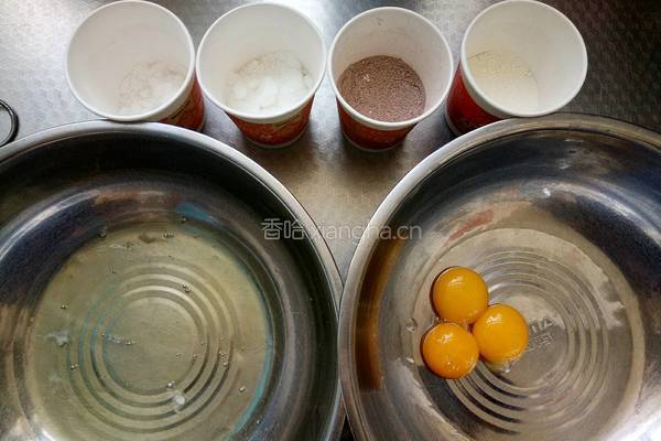 沙拉肉松双色海绵蛋糕卷的做法图解1