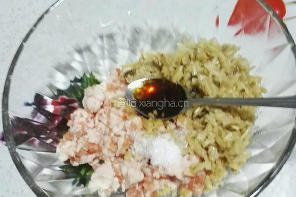 鲜肉笋干包子（今天是小年愿所有朋友一帆风顺、年年有鱼（余））。的做法图解3