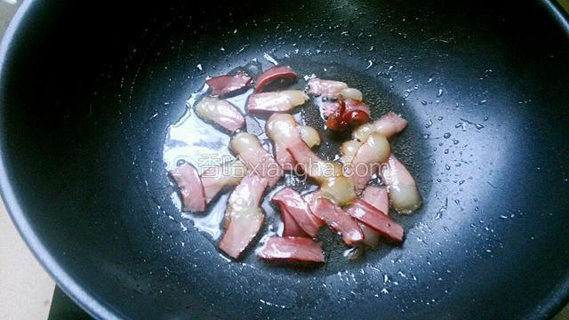 炒锅烧热，倒入适量食用油烧热，倒入腊肉翻炒，炒出腊油。