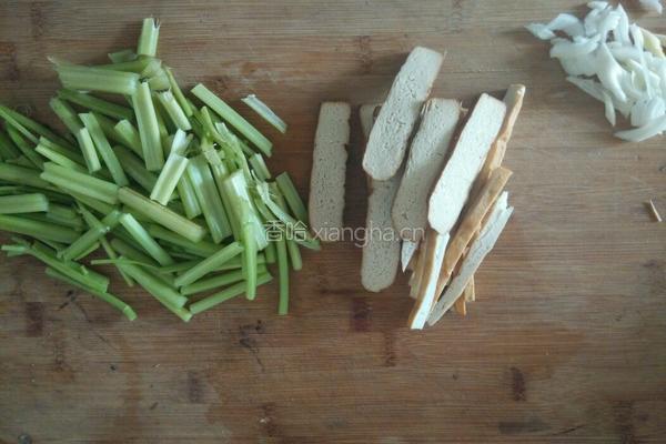 芹菜炒香干的做法图解1