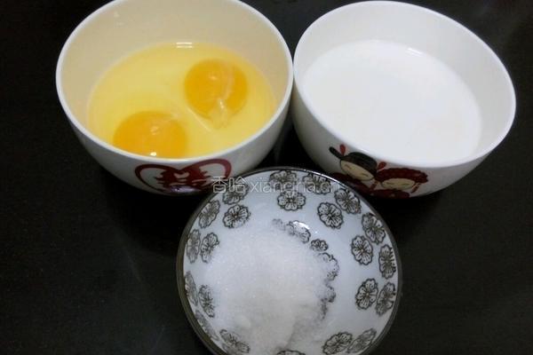 牛奶炖蛋的做法图解1