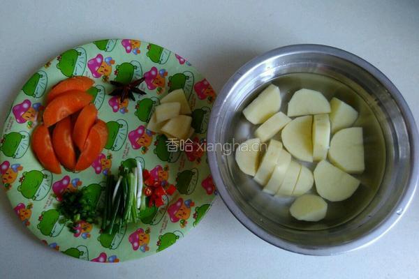 土豆烧牛肉的做法图解2