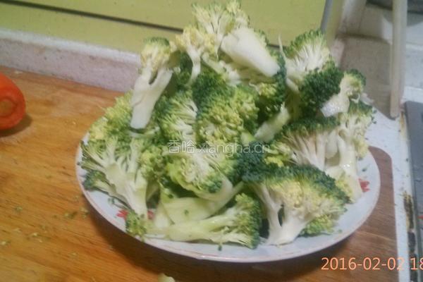 菜花炒胡萝卜的做法图解1