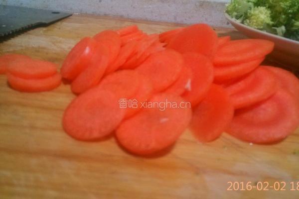 菜花炒胡萝卜的做法图解2