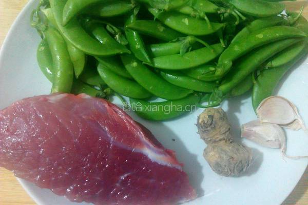 瘦肉炒甜豆的做法图解1