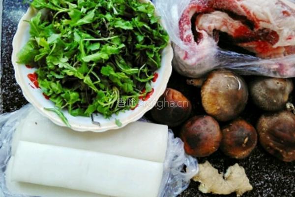 荠菜肉丝炒年糕的做法图解1