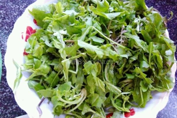 荠菜肉丝炒年糕的做法图解2