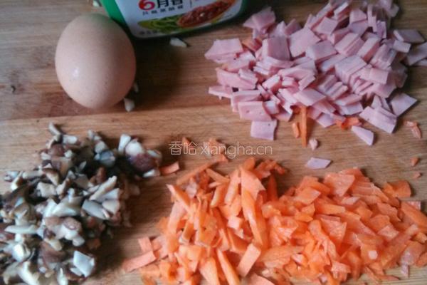 香菇火腿蛋炒饭的做法图解1