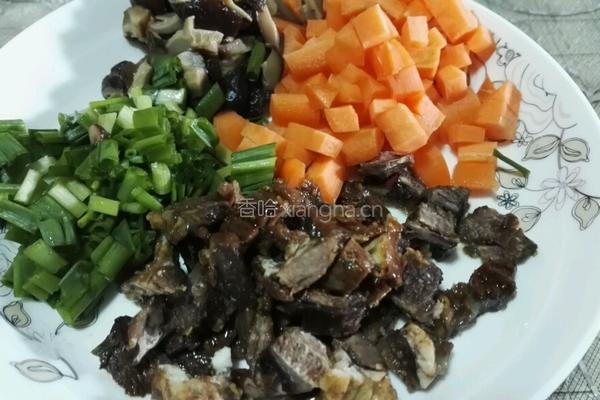 牛肉五彩炒饭的做法图解1