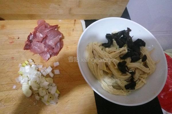 肉炒腐竹的做法图解1