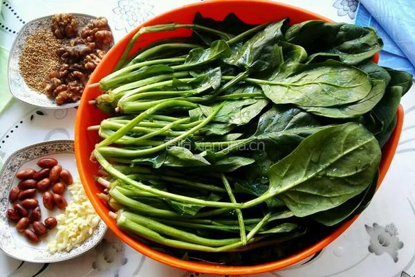 炝拌菠菜的做法图解1