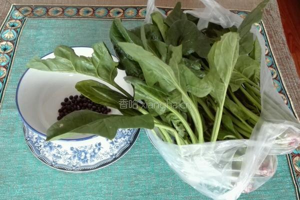 黑豆烩菠菜的做法图解1