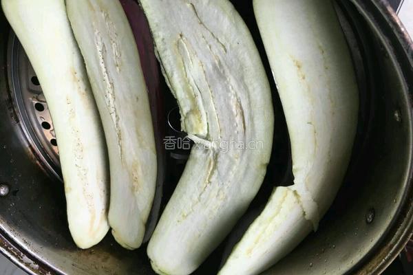 手撕茄子拌蒜苗的做法图解3