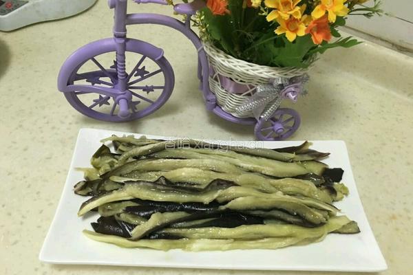 手撕茄子拌蒜苗的做法图解4