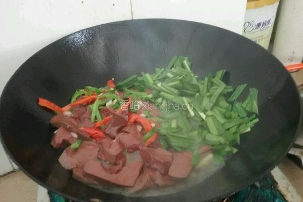 韭菜炒猪红的做法图解3