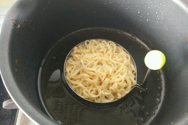 泡面汉堡的做法图解4