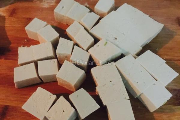 白菜炖豆腐的做法图解2