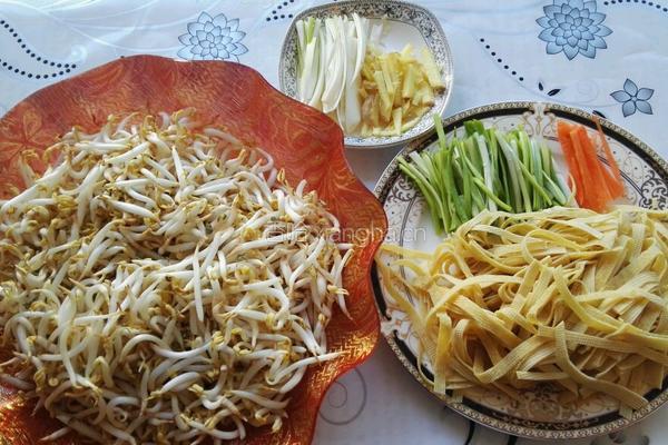 绿豆芽爆炒干豆腐的做法图解1