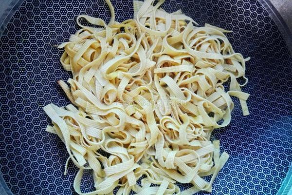 绿豆芽爆炒干豆腐的做法图解2