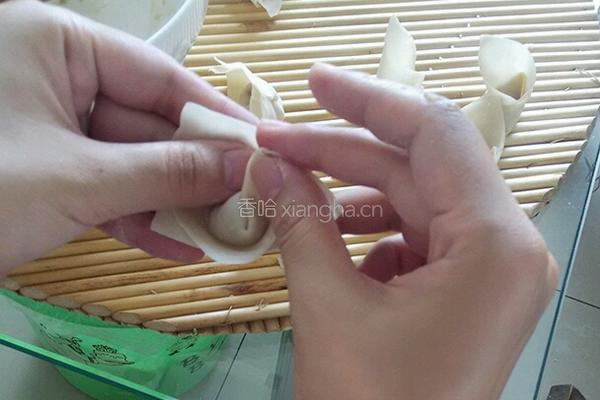 花朵馄饨的包法的做法图解3