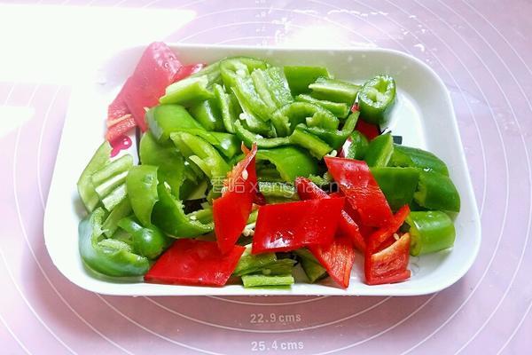 双椒炒肉片的做法图解2