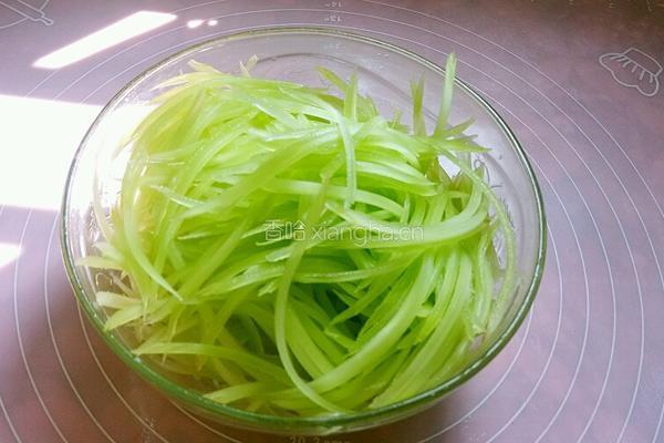 莴笋丝炒肉的做法图解2