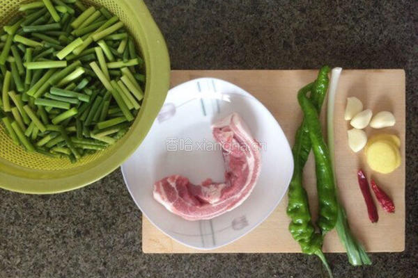 〖 蒜薹炒肉 〗的做法图解1