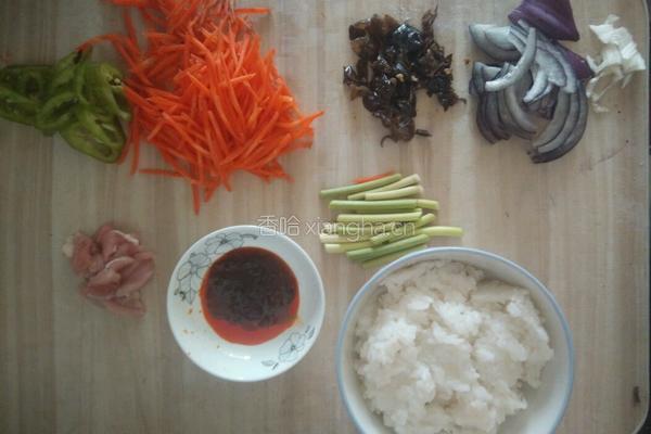 鱼香肉丝盖饭的做法图解1