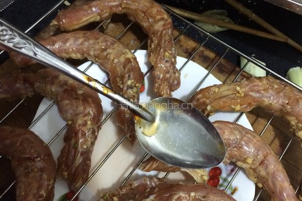 蒜香烤鸡脖的做法图解3