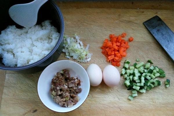 肉末鸡蛋炒米饭的做法图解1