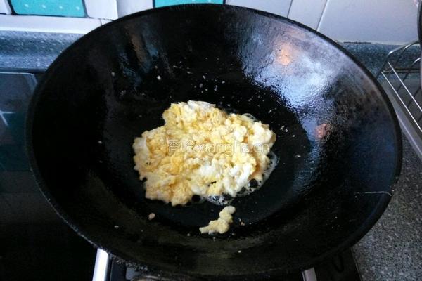 肉末鸡蛋炒米饭的做法图解3