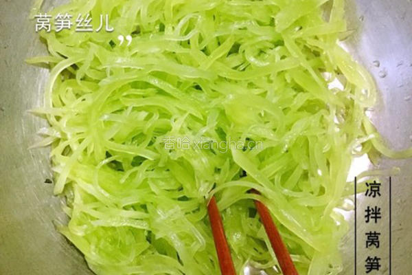 凉拌莴笋丝儿的做法图解3