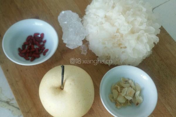 银耳雪梨美颜汤的做法图解1