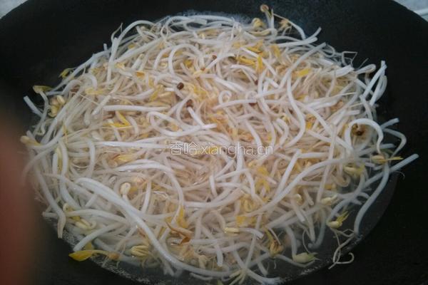 炝炒绿豆芽的做法图解2