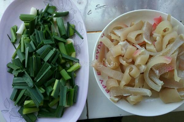 蒜苗炒肉皮的做法图解1