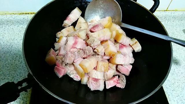 炒锅倒点食用油放五花肉炒至变色出油